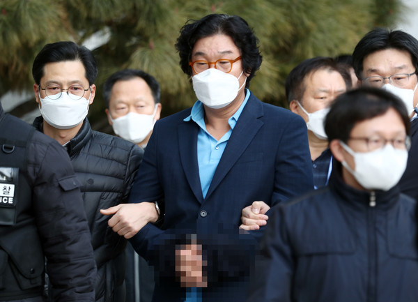 김성태  쌍방울그룹 전 회장이 지난 17일 인천공항을 통해 송환되고 있다. 사진=서울와이어 DB