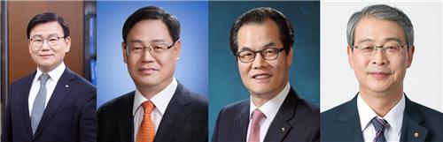 왼쪽부터 이원덕 우리은행장, 신현석 우리 아메리카 법인장, 이동연 전 우리FIS 사장, 임종룡 전 금융위원장 사진=연합뉴스