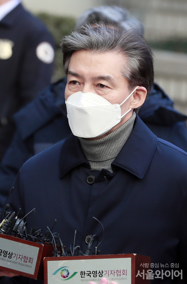 조국 전 장관이 법정으로 향하고 있다.