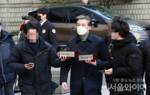 조국 전 법무부 장관이 법정으로 향하고 있다.