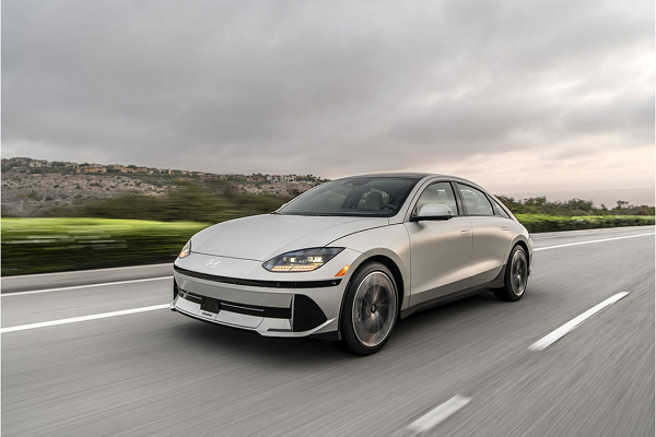 지난 1일 현대자동차의 세단형 전기차 아이오닉 6의 기본형 2륜 롱레인지 모델이 미국 환경보호청(EPA)에서 최대 581㎞ 1회 충전 주행가능거리 인증을 받았다. 사진=현대차그룹 제공