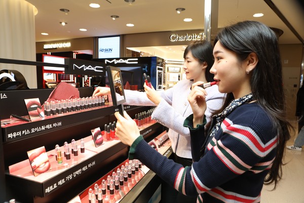 롯데백화점 본점 맥 매장에서 고객들이 메이크업 상품을 살펴보고 있다. 사진=롯데백화점 제공