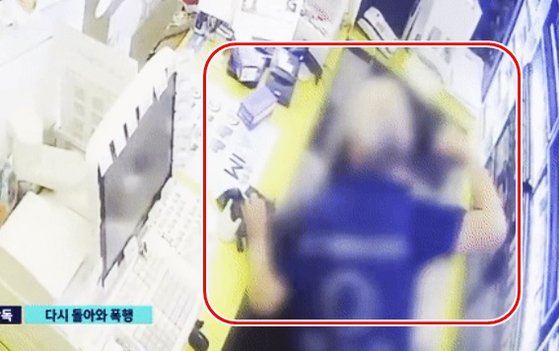 외상을 안 해준다며 편의점 아르바이트생을 무차별 폭행한 50대 남성이 경찰에 붙잡혔다. 사진=SBS 캡처