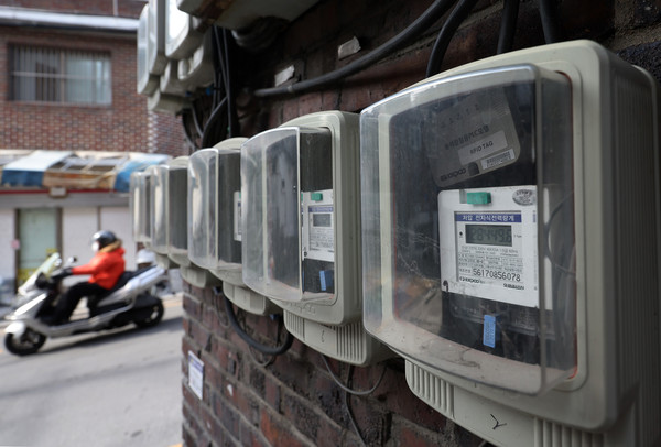 서울 시내 한 건물에 전기 계량기가 나란히 설치돼 있다. 사진=연합뉴스 제공