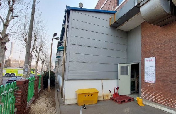 경기 안산시 단원구 신길동의 한 공장에서 과산화수소 5.4톤가량이 누출되는 사고가 발생했다. 사진은 사고 공장 인근 전경. 사진=연합뉴스 제공