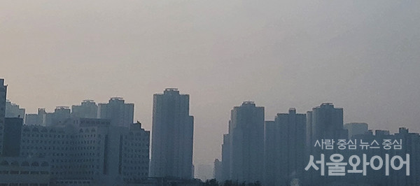 서울시내가 미세먼지로 뿌옇게 보이고 있다.