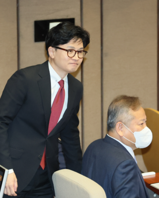 한동훈 법무부장관이 6일 오후 국회에서 열린 대정부 질문에 참석해 국무위원들과 인사를 나누고 있다. 사진=연합뉴스 제공