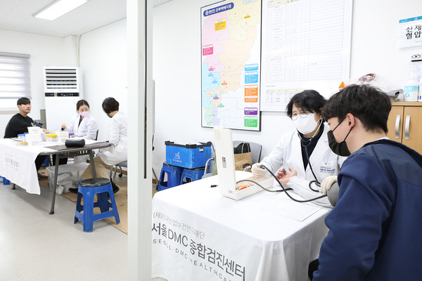 한진이 자사 택배 터미널 100여개에 건강검진버스를 지원한다고 7일 밝혔다. 사진=한진 제공