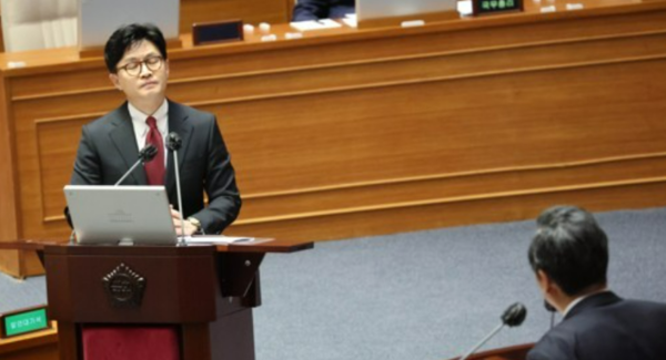 한동훈 법무부 장관이 6일 국회 본회의에서 열린 정치·외교·통일·안보 분야 대정부질문에서 정청래 의원의 질문을 듣고 있다. 사진=연합뉴스