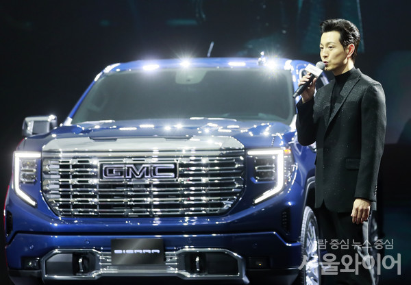 배우 정성일이 'GMC 시에라' 국내 출시 미디어 쇼케이스에 참석해 신차를 소개하고 있다. 