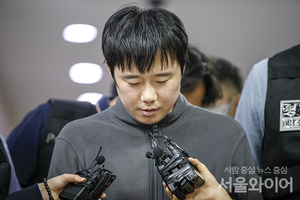 ‘신당동 스토킹 살인 사건‘ 피의자 전주환이 지난해 9월 검찰로 송치되기 전 기자의 질의에 답하고 있다. 사진=서울와이어 DB