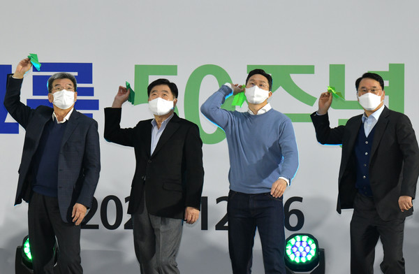 (왼쪽부터) 가삼현 한국조선해양 부회장, 권오갑 HD현대 회장, 정기선 HD현대 사장, 한영석 현대중공업 부회장이 지난해 12월 경기도 판교 GRC에서 열린 50주년 비전 선포식 행사에 참석해 응원 메세지가 담긴 종이 비행기를 날리고 있다. 사진=HD현대 제공  