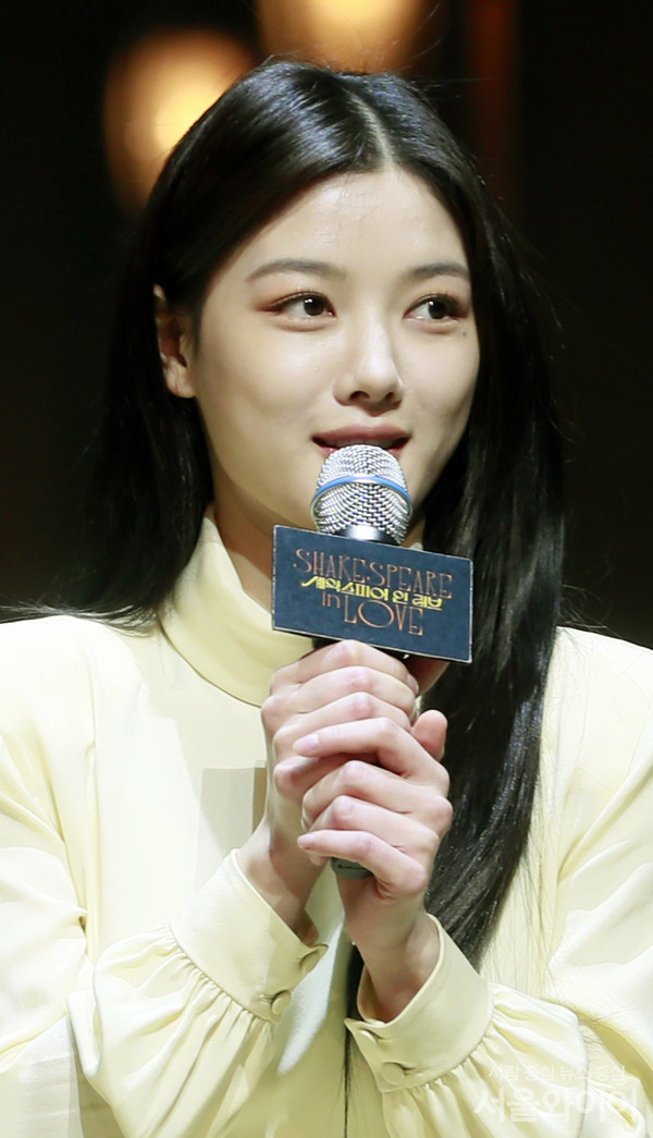 배우 김유정이 행사에 참석, 인사말을 하고 있다.