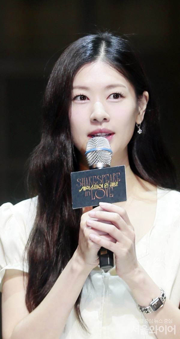 배우 정소민이 행사에 참석해 발언을 하고 있다.