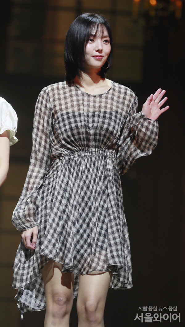 배우 채수빈이 행사에 참석, 포즈를 취하고 있다.