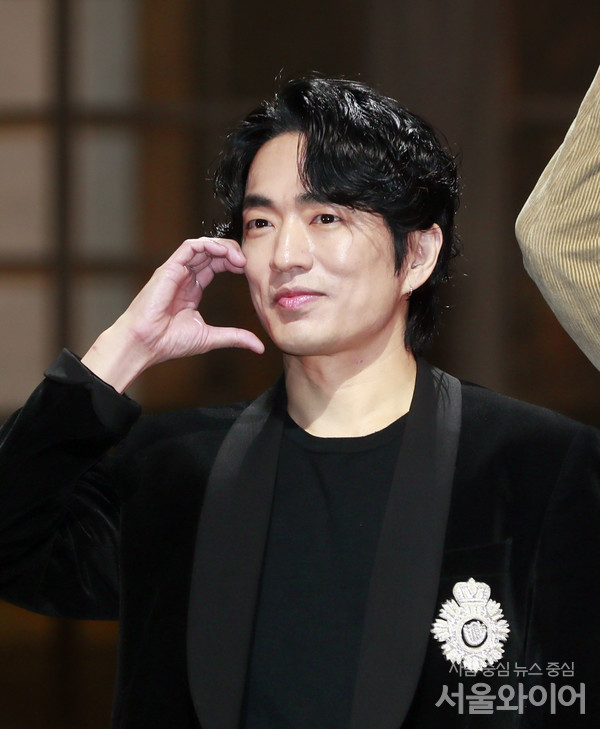 배우 정문성이 포즈를 취하고 있다