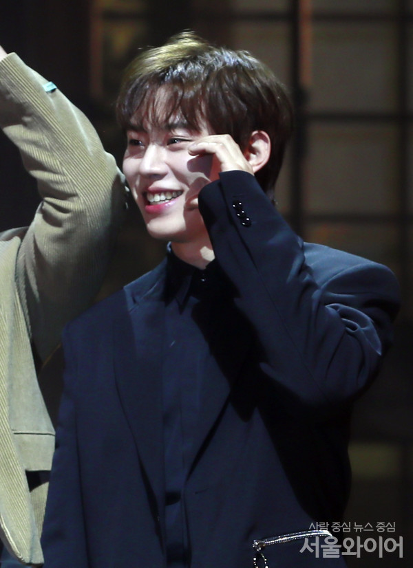 배우 김성철이 행사에 참석 포즈를  취하고 있다