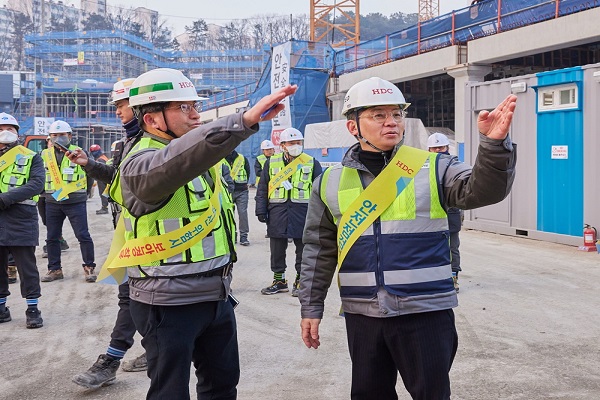 (왼쪽부터) 류강선 광주행정타운아이파크 현장소장과 최익훈 HDC현대산업개발 대표이사가 현장을 점검하고 있다. 사진=HDC현산 제공
