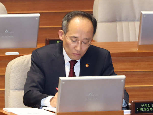 추경호 부총리 겸 기획재정부 장관이 지난 7일 오후 열린 국회 경제분야 대정부질문에 참석해 자료를 살펴보고 있다. 사진=연합뉴스 제공