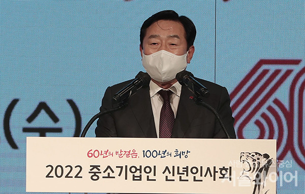 27대 중기중앙회장 선거에 단독출마한 김기문 현 회장이 지난달 5일 서울 영등포구 여의도에서 열린 중소기업인 신년인사회에 참석해 신년사를 하고 있다. 사진=서울와이어 DB