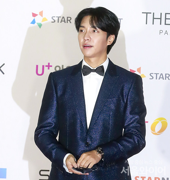 배우겸 가수 이승기가 2일 오후 서울 강서구 화곡동 KBS아레나에서 열린 2021 아시아 아티스트 어워즈(2021 Asia Artist Awards, AAA)' 레드카펫 행사에 참석해 포즈를 취하고 있다.