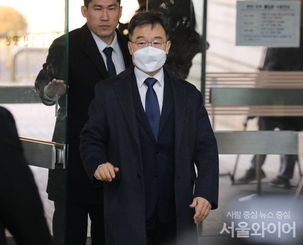 화천대유 대주주 김만배씨가 1심 공판에 참석하기 위해 법정으로 향하고 있다.,