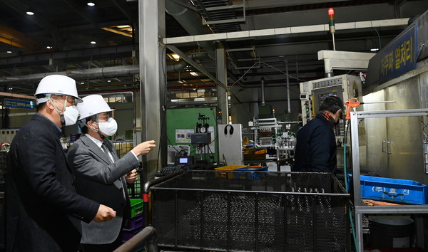 정승일 한국전력공사(한전) 사장이 8일 ESCO사업과 고효율기기교체 지원을 받은 충남 아산 소재 뿌리기업을 방문해 현장을 살펴보고 있다. 사진=한전 제공