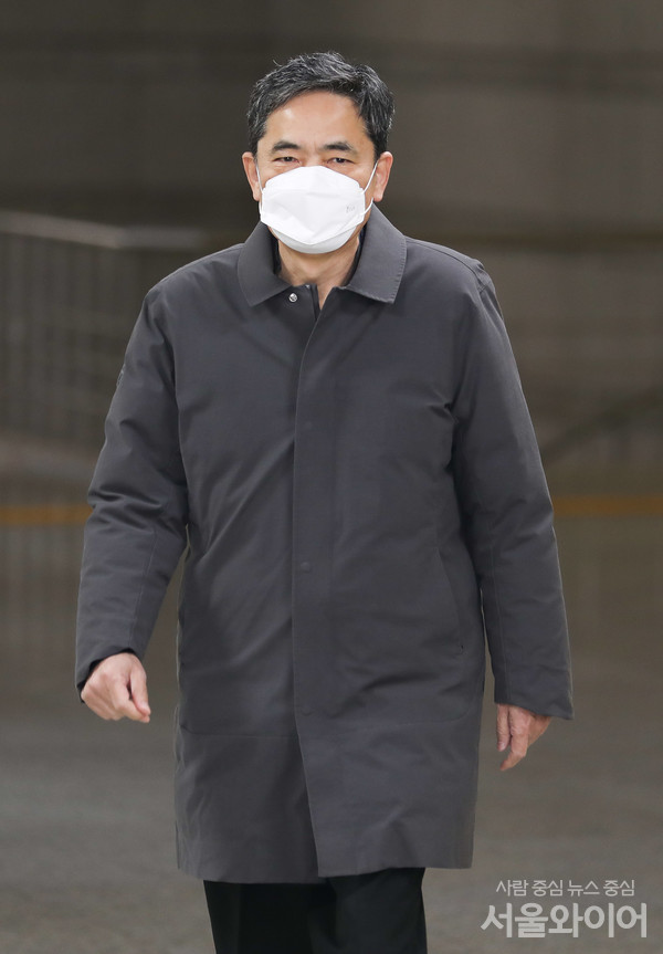 곽상도 전 의원이 1심 공판에 참석하기 위해 법정으로 향하고 있다.