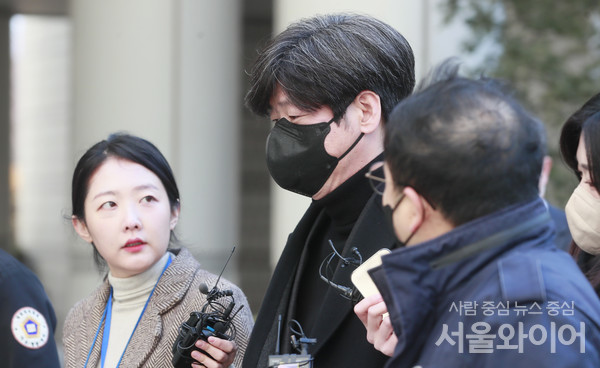 남욱 변호사 1심 공판에 참석하기 위해 법정으로 이동하고 있다.