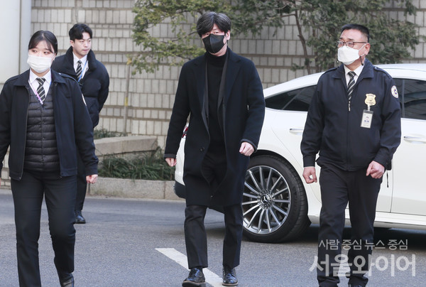 남욱 변호사가 1심 공판에 참석하기 위해 법정으로 향하고 있다.