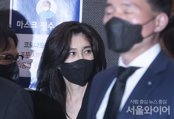 공식석상에서 남다른 패션 센스를 선보였던 이부진 호텔신라 사장(가운데)이 지난 8일 아들 중학교 졸업식에 모습을 드러내 화제가 됐다. 사진=서울와이어 DB