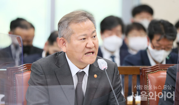 이상민 장관이 발언을 하고 있다.