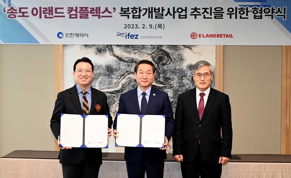 (왼쪽부터)윤성대 이랜드리테일 대표와 유정복 인천시장, 김진용 인천경제청장이 9일 송도국제도시 G타워에서 ‘송도 이랜드 콤플렉스 복합개발사업 추진을 위한 협약식‘을 가진뒤 기념촬영을 하고 있다. 사진=이랜드 제공
