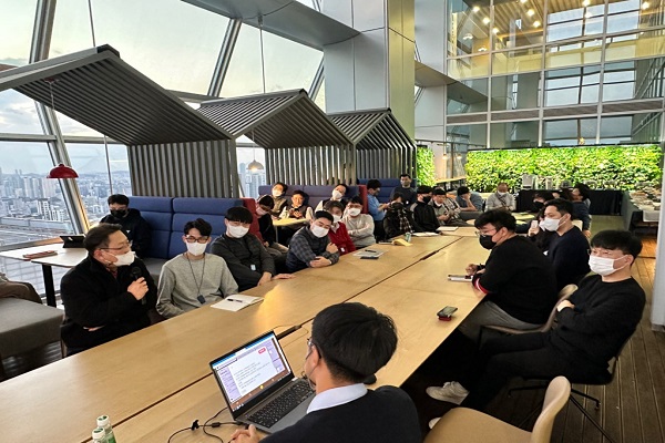 DL건설이 부서간 화합을 위한 '크로스 미팅'을 진행하고 있다. 사진=DL건설 제공