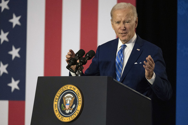 조 바이든 대통령이 지난 7일(현지시간) 국정연설에서 "연방 인프라 프로젝트의 모든 건설자재 등을 미국에서 만들도록 요구하는 기준을 발표할 것"이라고 말했다. 해당 발언으로 영행권에 든 국내 기업들은 대응책 마련에 분주한 움직임을 보인다. 사진=연합뉴스 제공