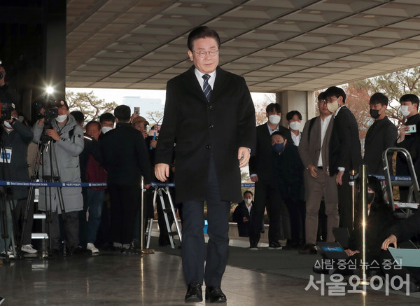 이재명 대표가 검찰로 출석하고 있다.
