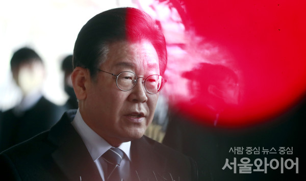 이재명 대표가 검찰로 출석하기 전 입장을 밝히고 있다.