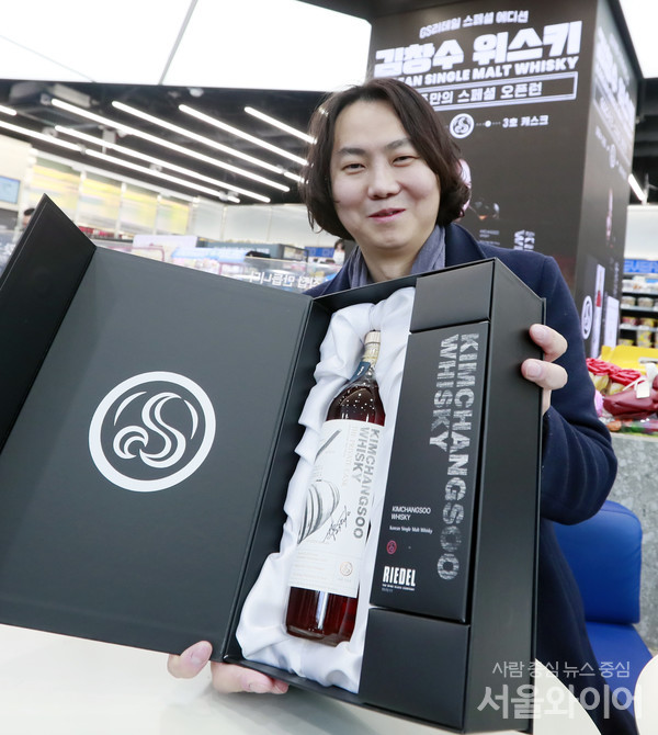 대한민국 위스키 주조 장인인 김창수 대표가 10일 김창수위스키 3호캐스크 출시기념 스페셜에디션 론칭 사인회에 참석, 포즈를 취하고 있다.