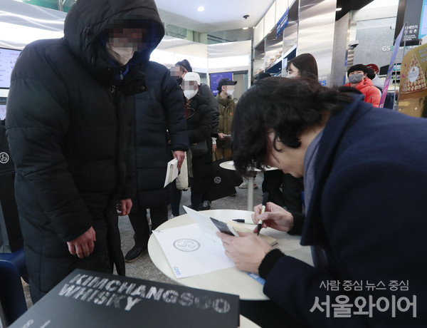 김창수 대표가 사인을 해주고 있다.