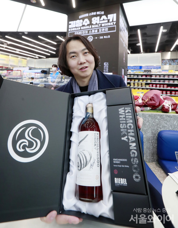 김창수 대표가 위스키를 들고 포즈를 취하고 있다.