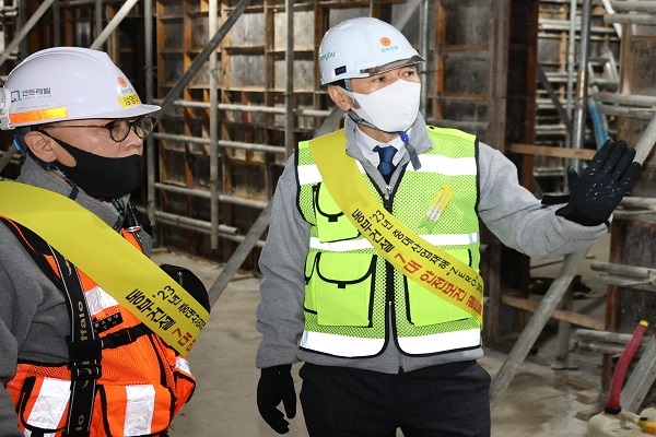 윤진오 동부건설 사장(오른쪽)이 현장을 돌며 안전점검을 실시하고 있다. 사진=동부건설 제공