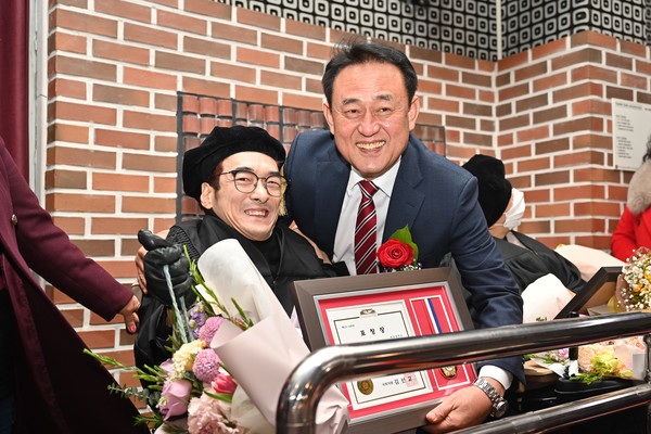 (왼쪽부터) 여주대 사회복지학과 졸업생 신대건씨와 이충주 여주시장이 기념촬영을 하고 있다. 사진=여주대학교 제공