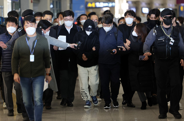 대북송금 등 혐의로 구속기소 된 김성태 쌍방울 그룹 전 회장의 금고지기이자 매제인 쌍방울 그룹 전 재경총괄본부장 김모 씨가 해외 도피 9개월 만인 11일 오전 인천공항을 통해 입국하고 있다. / 사진=연합뉴스