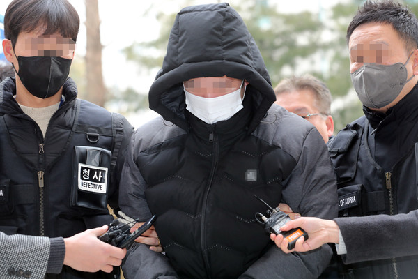 편의점 업주를 살해한 뒤 차고 있던 위치추적 전자장치(전자발찌)를 끊고 도주했던 30대 남성이 11일 구속 전 피의자 심문(영장실질심사)을 받기 위해 인천지법에 들어서고 있다. / 사진=연합뉴스