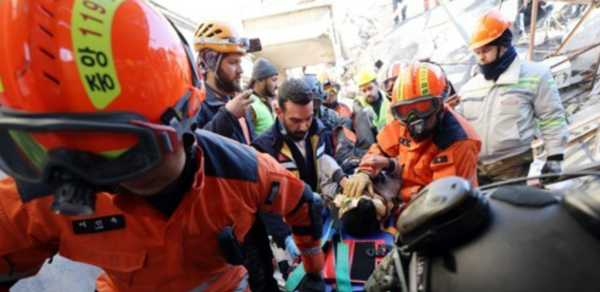 튀르키예 하타이 안타키아에서 지진으로 인해 무너진 건물에서 한국긴급구호대(KDRT)가 어린이 생존자를 구출하고 있다. 사진=연합뉴스