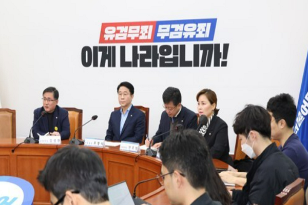 조정식 더불어민주당  사무총장이 12일 오전 국회에서 기자간담회를 하고 있다. 사진=연합뉴스