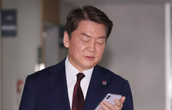 안철수 국민의힘 당대표 후보가 12일 오전 국회 의원회관에서 열린 정책 비전 발표회에 참석하고 있다. 사진=연합뉴스