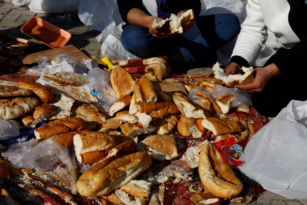 대지진이 강타한 튀르키예의 카라만마라스 지역에서 구호단체가 주민들에게 나눠줄 샌드위치를 준비하고 있다 (로이터=연합뉴스)
