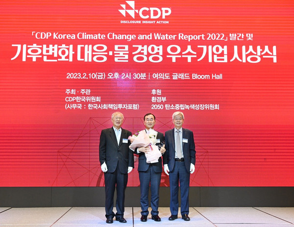 지난 10일 여의도 글래드호텔에서 열린 ‘2022 CDP Korea Awards’에서 IBK기업은행 문창환 경영전략그룹장(가운데)과 양춘승 CDP 한국위원회 부위원장(왼쪽), 장지인 CDP 한국위원회 위원장(오른쪽)이 시상식을 마치고 기념촬영을 하고 있는 모습.