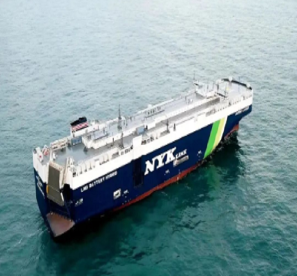 중국 국영 조선공사 산하 상하이 조선 연구소가 일본 NYK 그룹을 위해 개발 및 설계한 최초의 액화천연가스(LNG) 추진 7000인승 자동차 운반선(PCTC)이 바다를 항해하고 있다. 사진=상하이조선 홈페이지